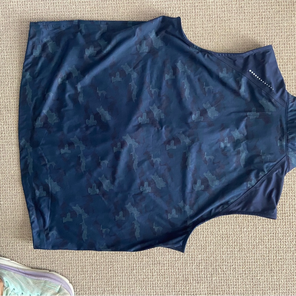 Peter Millar Men’s crown sport vest. Lightweight, never been worn.